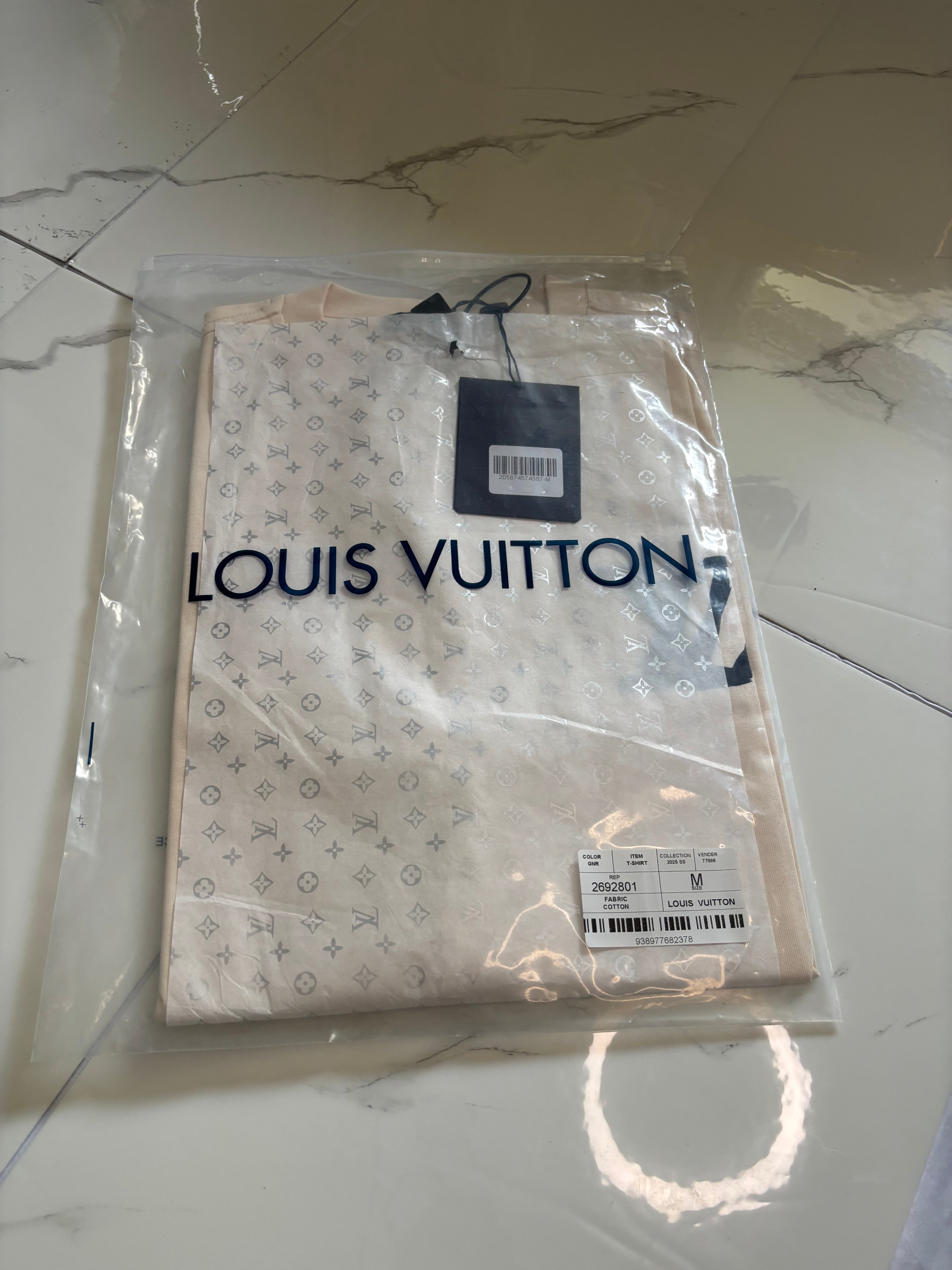 LV GRAFFITTI LOGO- medium