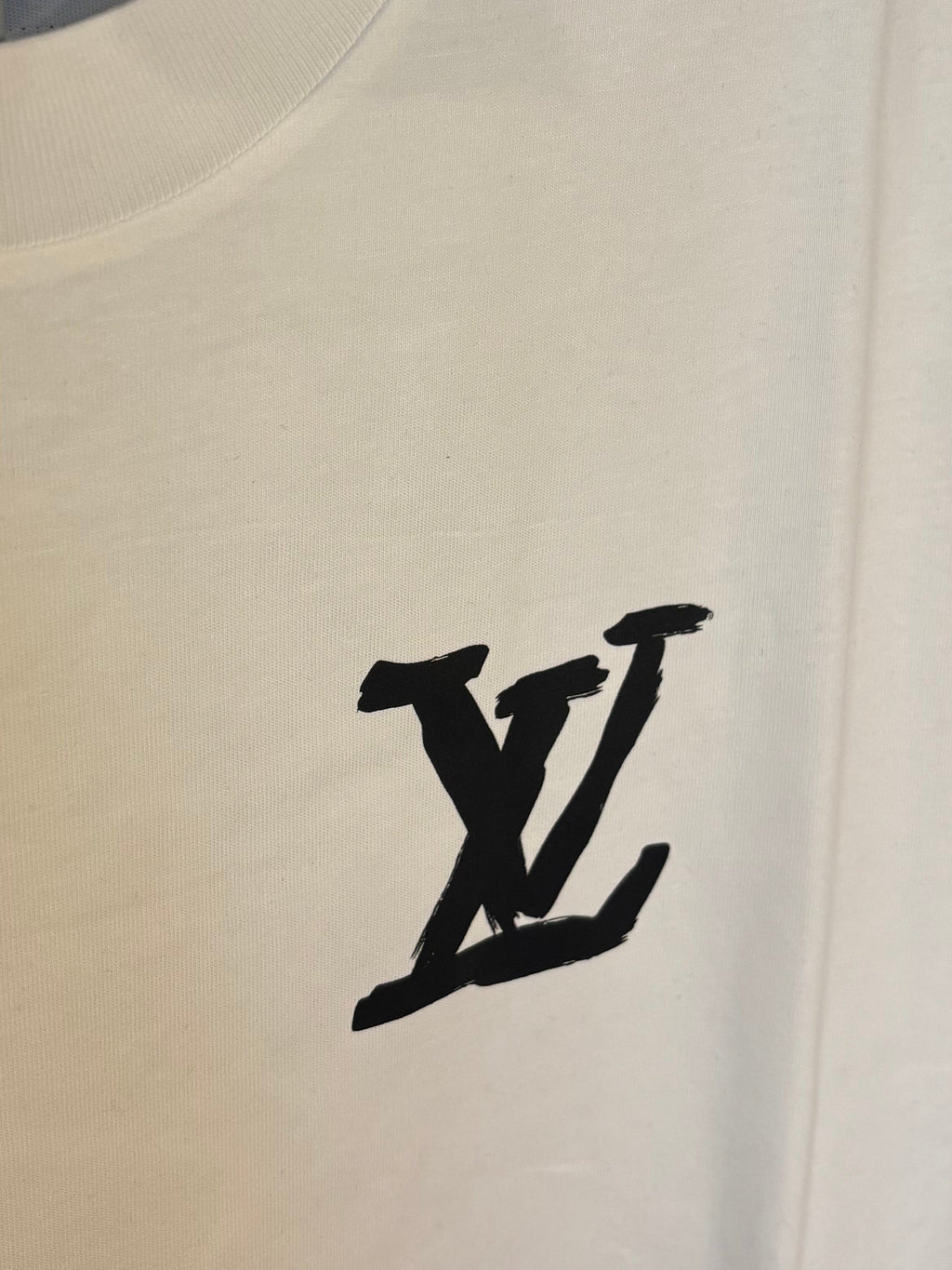 LV GRAFFITTI LOGO- medium