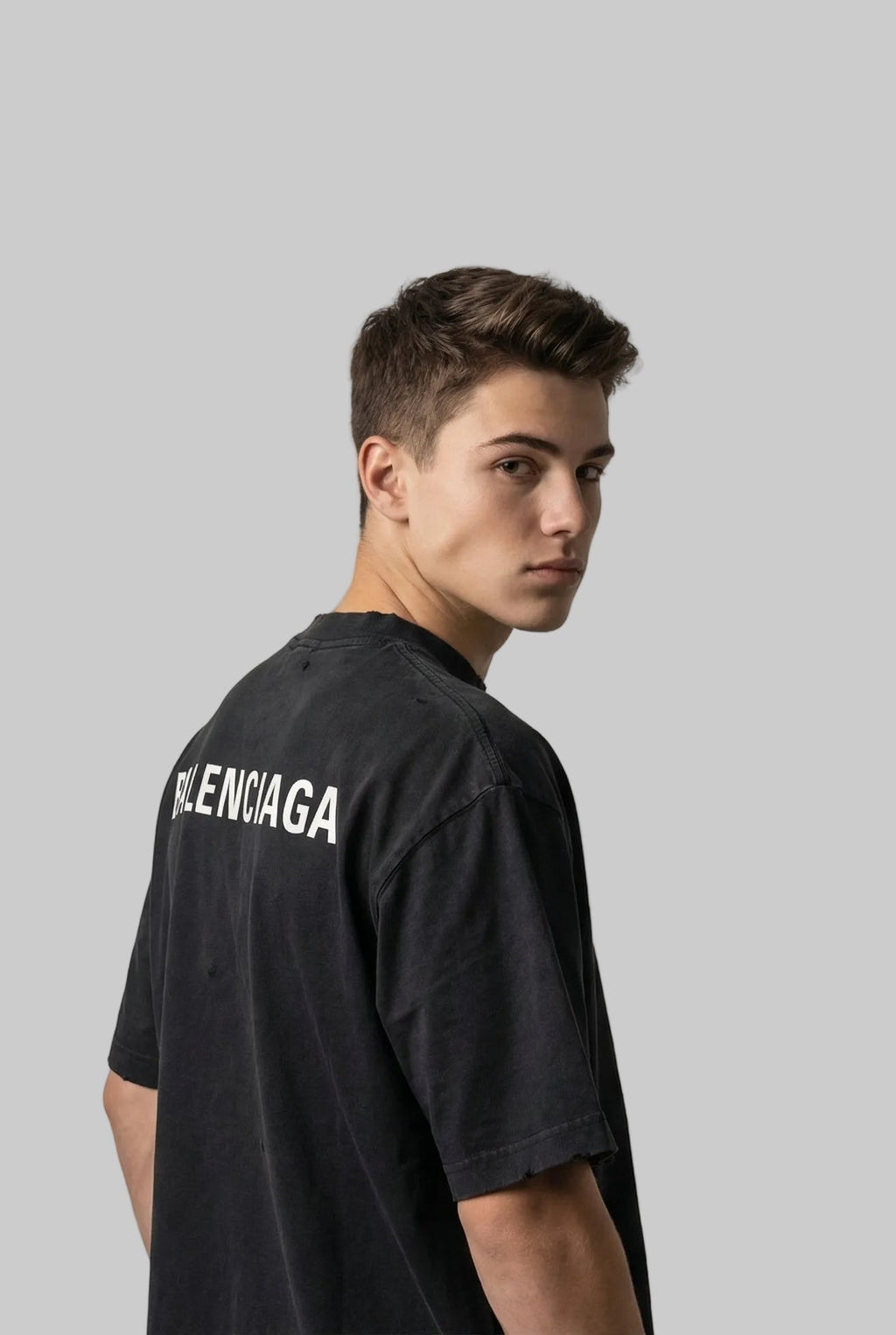 BALNCIAGA DISTRESSED LOOK - medium
