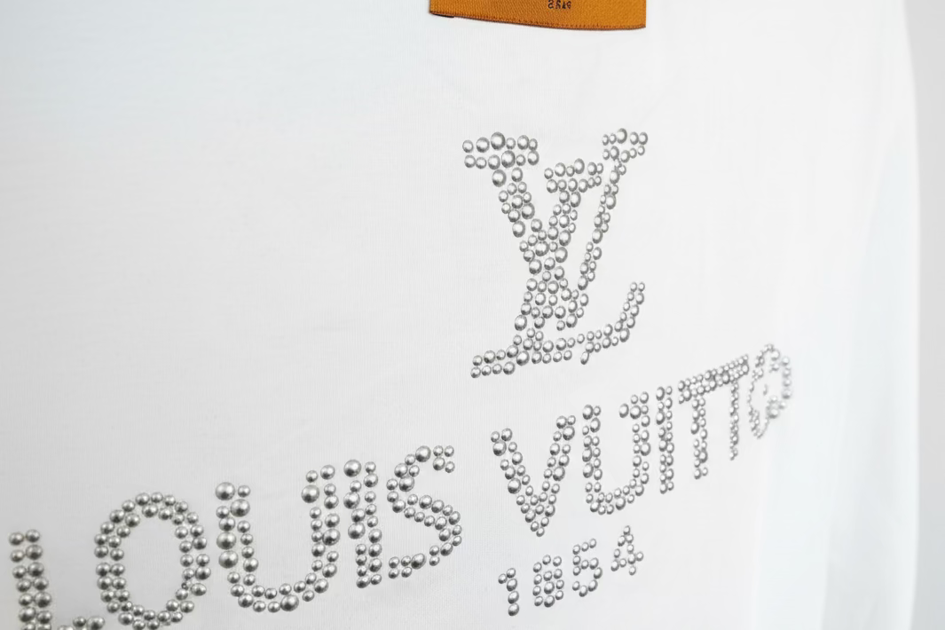 LV STUDDED LOGO - medium
