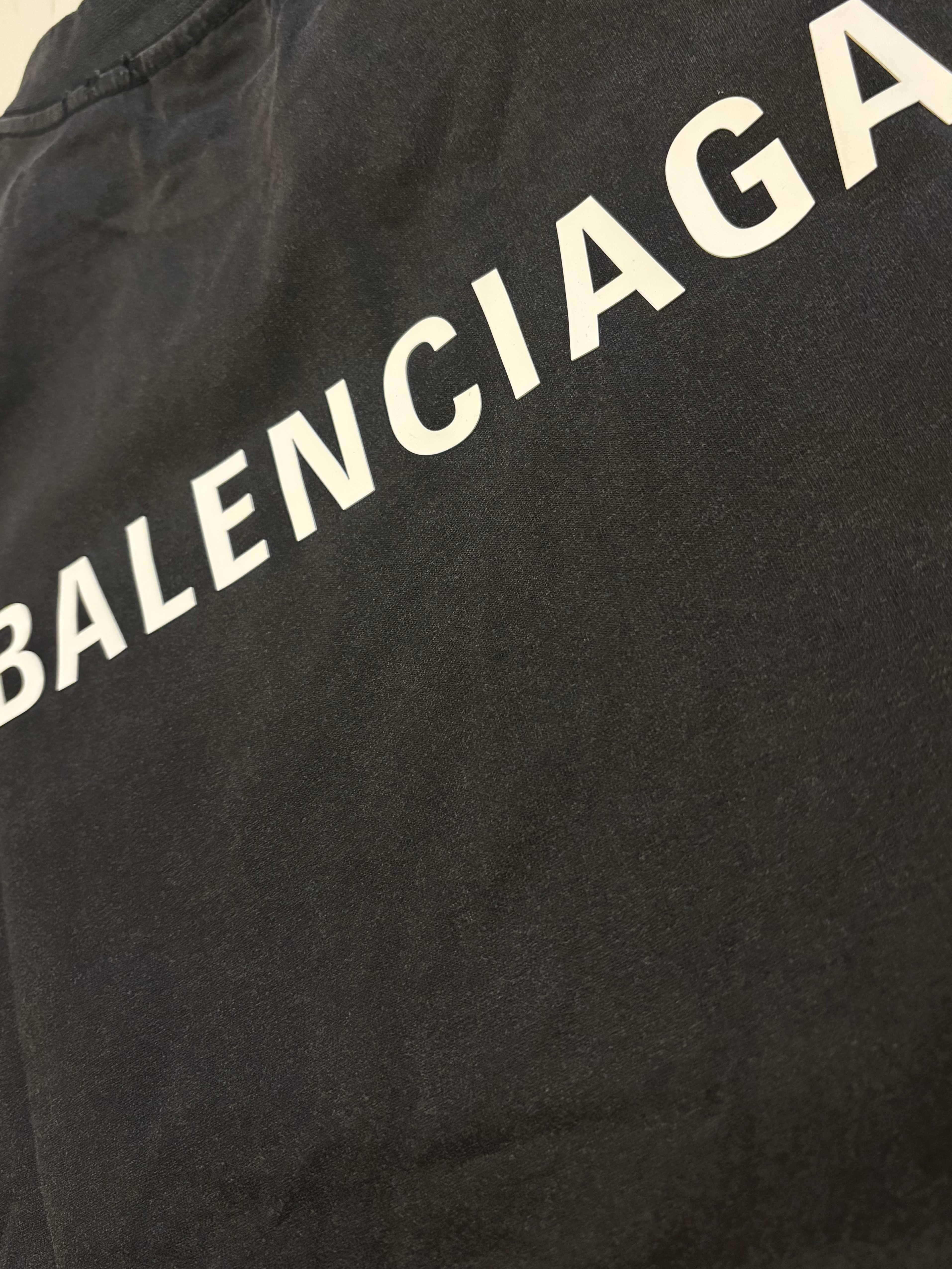 BALNCIAGA DISTRESSED LOOK - medium